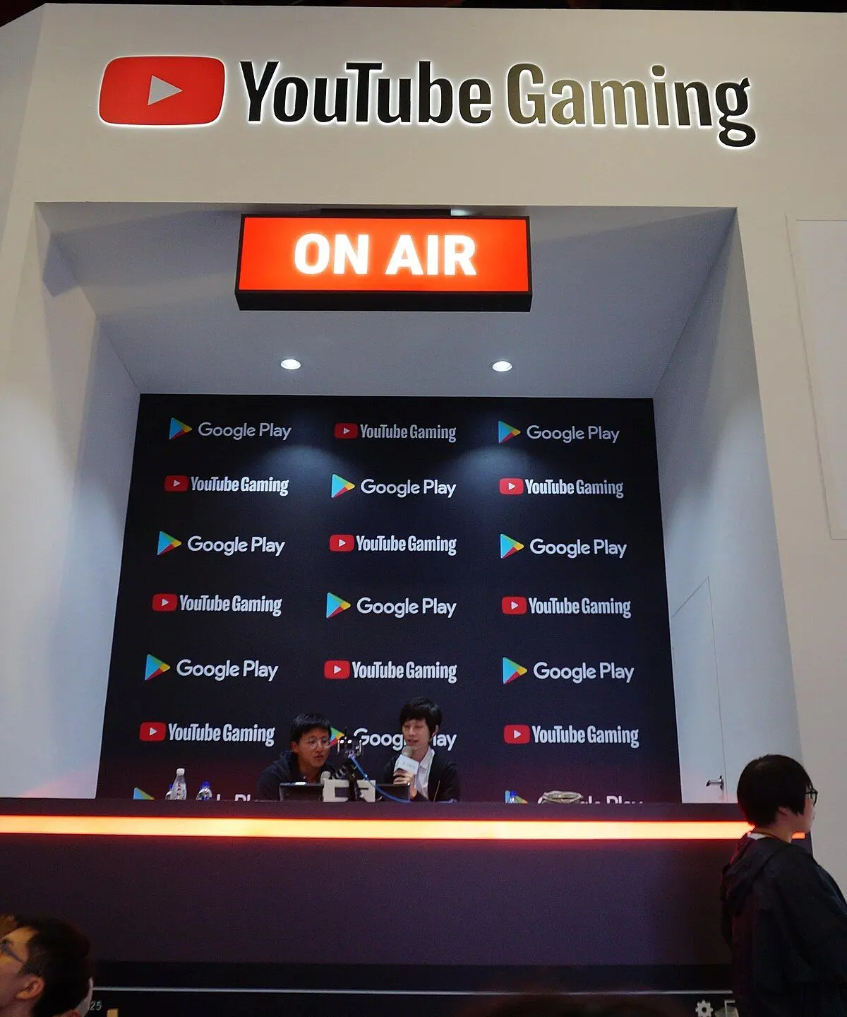 ​2019台北國際電玩展世貿一館展區，Google Play攤位舞台左側設置的YouTube Gaming直播室。